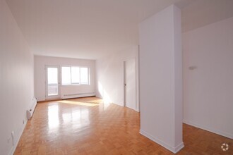 Building Photo - 2400 Av. Van Horne