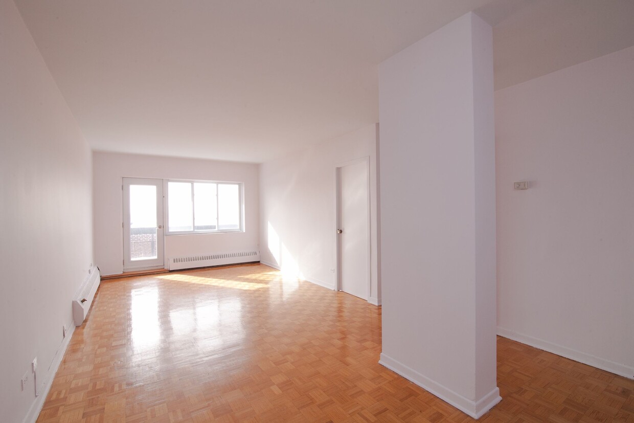 Primary Photo - 2400 Av. Van Horne
