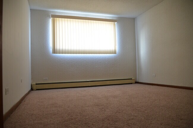 Building Photo - 1440 Willow Ln
