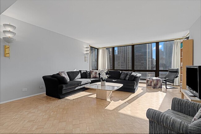 Foto del edificio - 100 E Bellevue Pl