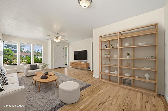 Foto del edificio - Spacious 3 Bedroom Home | 2 Bonus Rooms, Huge Yard & Detached 2-Car Garage