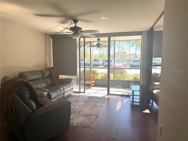 Foto del edificio - 618 Bird Bay Dr S