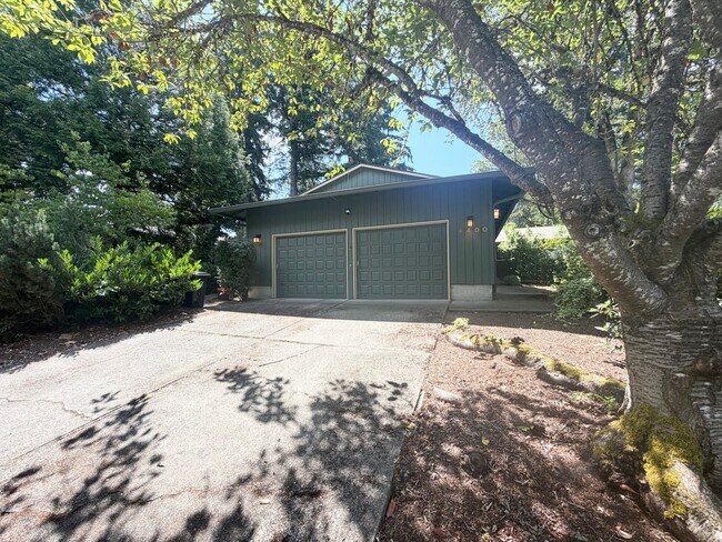 Building Photo - Charming, Spacious, Updated Home in Lake Oswego!