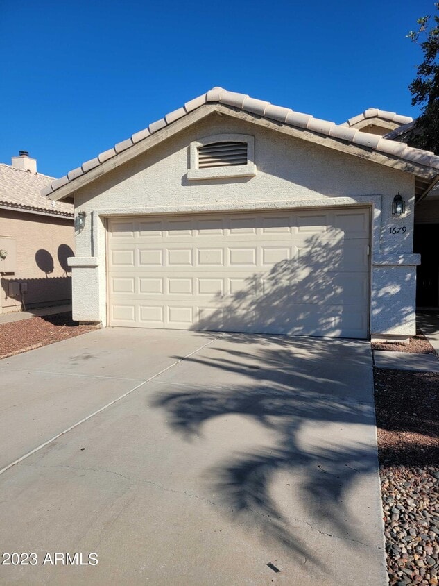 Primary Photo - 1679 N La Fresa Dr