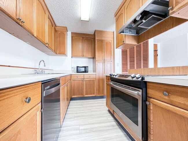 Building Photo - Centrally Located Honolulu Condo with Assi...
