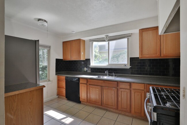 Building Photo - 5br,1.5ba, FREE off-street parking, huge f...