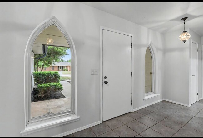 Building Photo - 2112 Bentham Pl