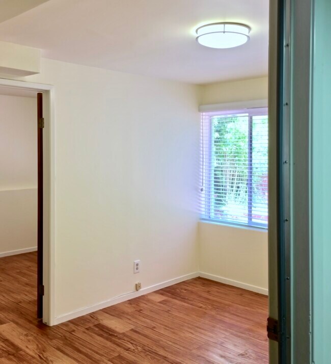 Downstairs bonus room/suite - 14 Woodhaven Ct
