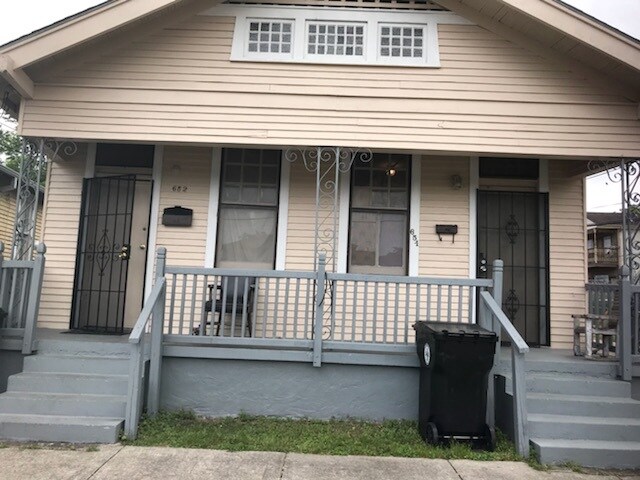 Primary Photo - 652 S Rendon St