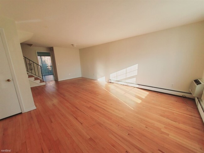 Building Photo - 2 br, 1.5 bath Townhome - 13 Elmwood St