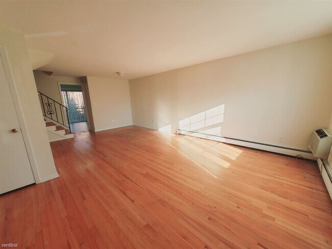 Foto del edificio - 2 br, 1.5 bath Townhome - 13 Elmwood St