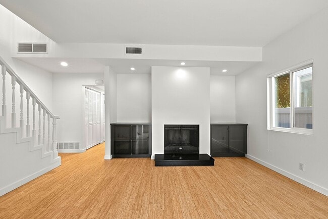 Foto del edificio - Gorgeous 3+3 Private Single Family Townhou...