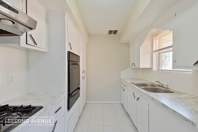 Building Photo - 9702 Hillis St