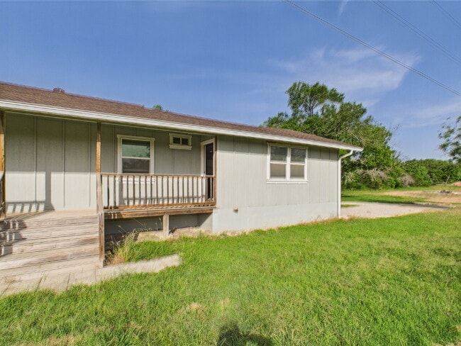 Building Photo - Move-In Ready Duplex
