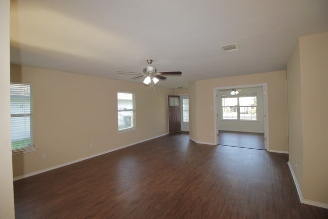 Building Photo - 133 Carolyns Way