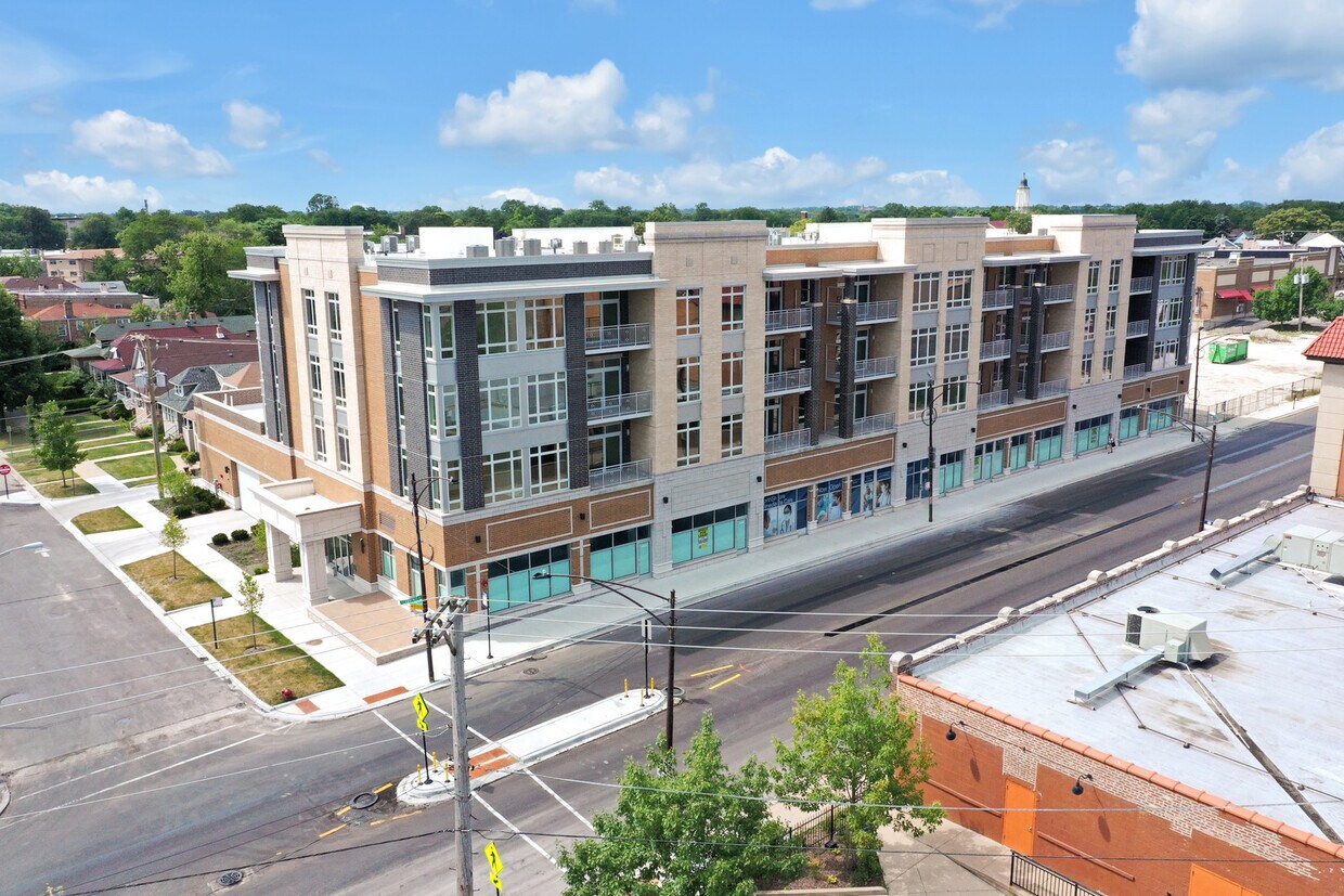 Foto principal - 4758 N Laramie Ave