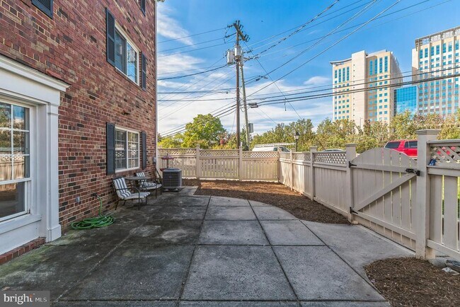 Foto del edificio - 1601 N Van Dorn St