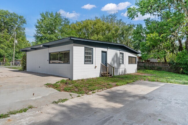 Building Photo - 3744 Eve Dr E