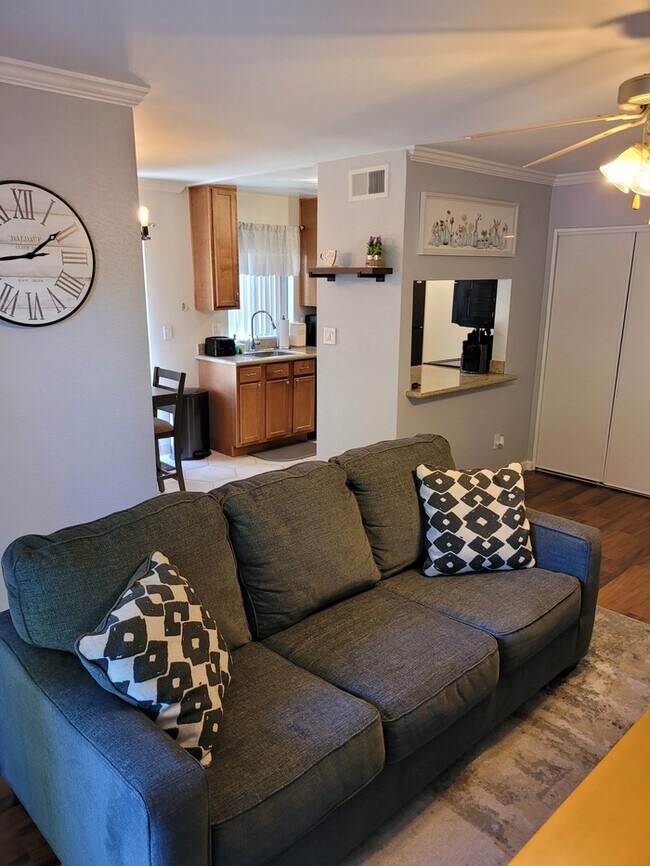 Building Photo - One bedroom condo with or without furnishi...