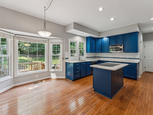 Foto del edificio - Stunning 4-Bed, 4.5-Bath Colonial Brick Ho...