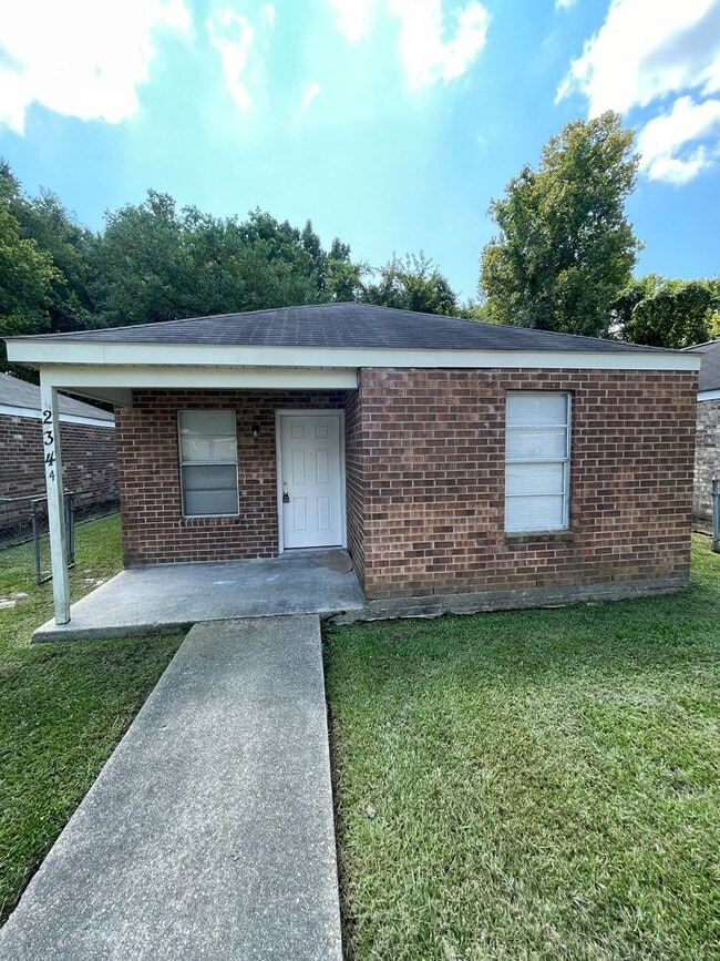 Building Photo - 2344 Elm Park Dr