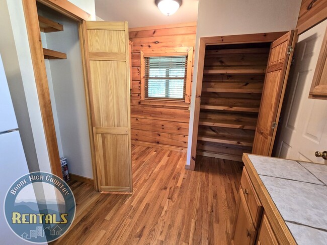 Building Photo - Beautiful Cabin in Sugar Grove with Multi-...