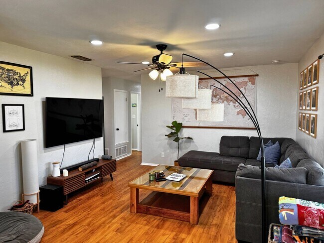 Foto del edificio - Lovely home in Expressway Village offering 3 bedrooms and a Jack & Jill bathroom.