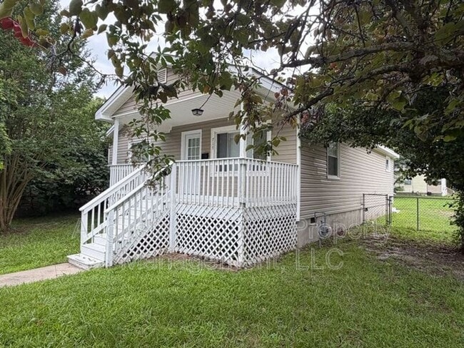 Building Photo - 717 Eve St