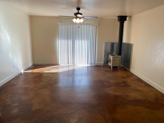 Foto del edificio - Great Jamestown Home!  Gorgeous Stained Ce...
