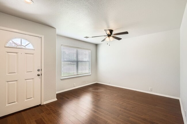 Foto del edificio - Stunning 4-bedroom/2.5-bathroom Home near ...