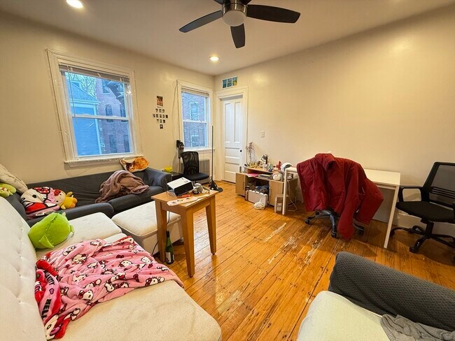 Foto del edificio - 21-21A Highland St