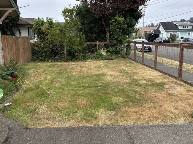 Foto del edificio - Spacious 3-Bedroom Craftsman Home with Solar Savings and Fully Fenced Yard
