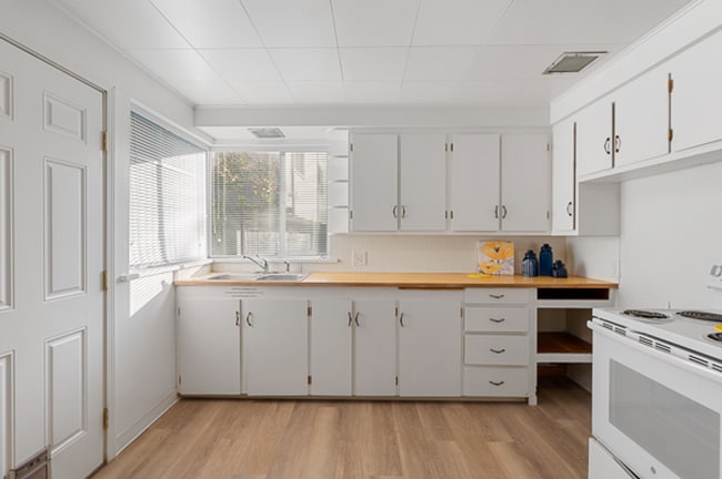 Building Photo - 52ND Street Apartments