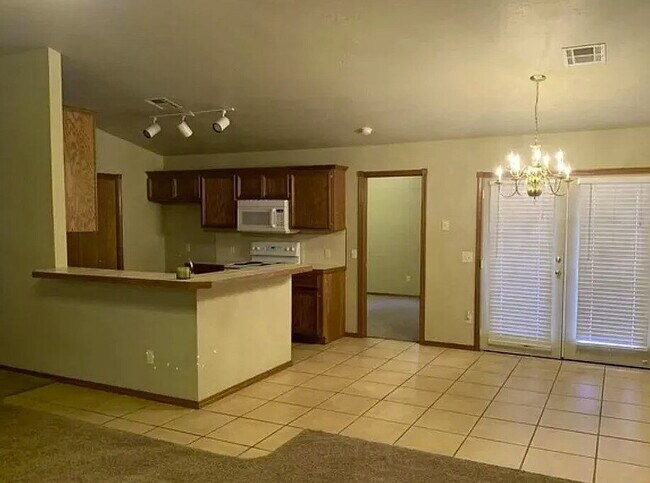 Building Photo - "Charming 3-Bed Duplex with Cozy Fireplace...