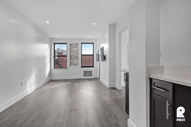 Foto del edificio - 65 Seaman Ave