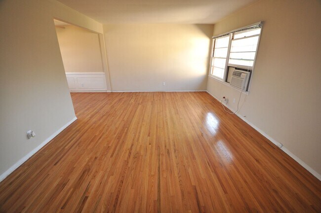 Foto del edificio - 11720-26 Magnolia Blvd