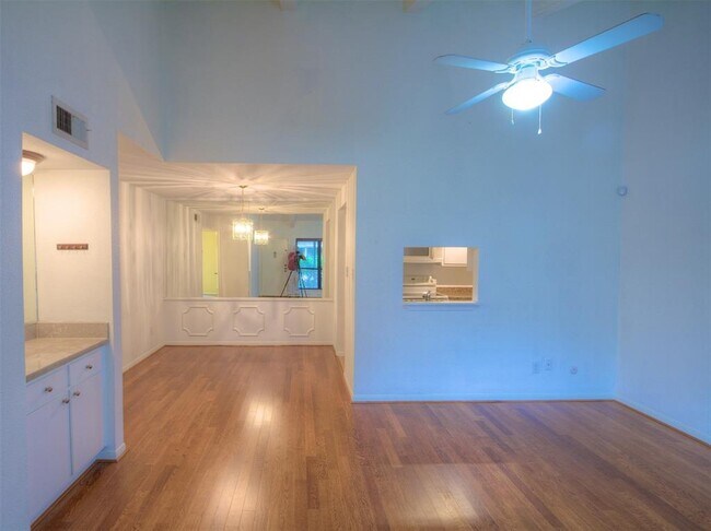 Foto del edificio - 5711 Sugar Hill Dr