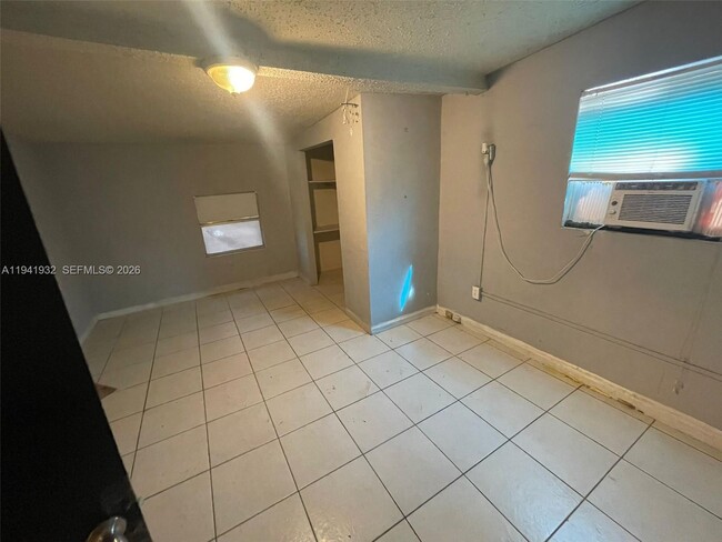 Building Photo - 1645 Lauderdale Manor Dr