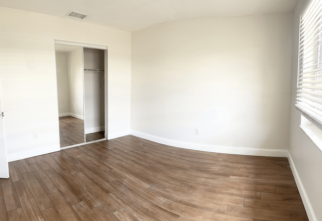 Building Photo - NEWLY RENOVATED SINGLE LEVEL 3 BEDROOM UNI...