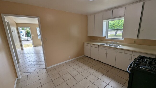 Building Photo - 2 Bedroom 1 Bath Apartment Home