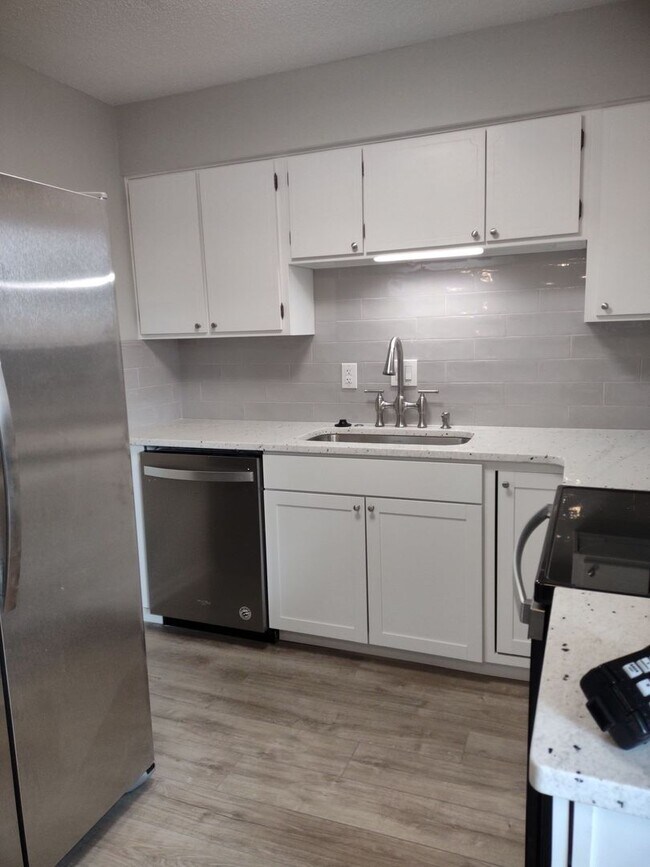 Building Photo - Pristine, move in ready condo located in S...