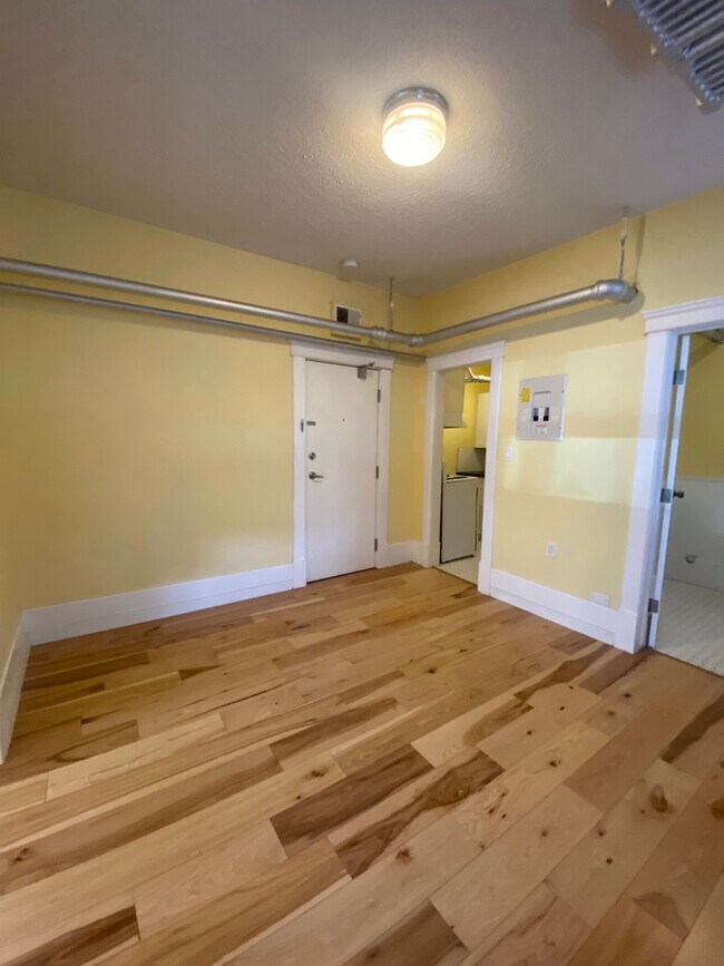 Photo du bâtiment - 1 Bed 1 Bath Basement Suite near 17th Ave & Victoria Park Station