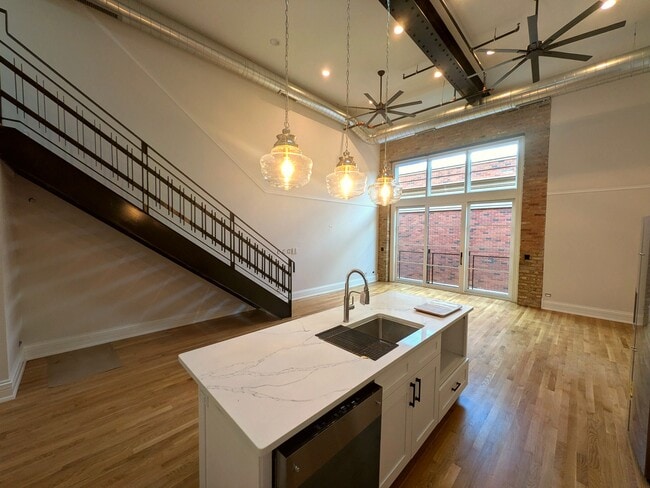 Building Photo - Acacia Lofts on Main