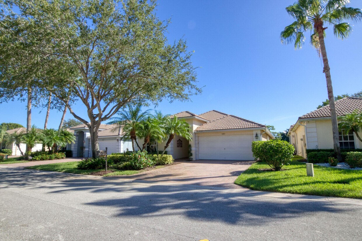 Foto principal - 5683 Fountains Dr S