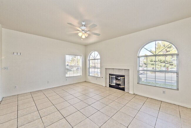 Foto del edificio - 1637 Cave Spring Dr