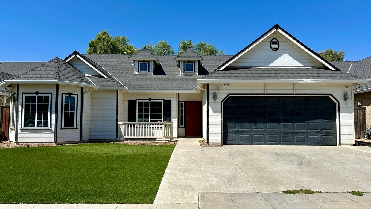 Foto principal - $2,250 Grantland & Barstow, 3 Bedroom Home...