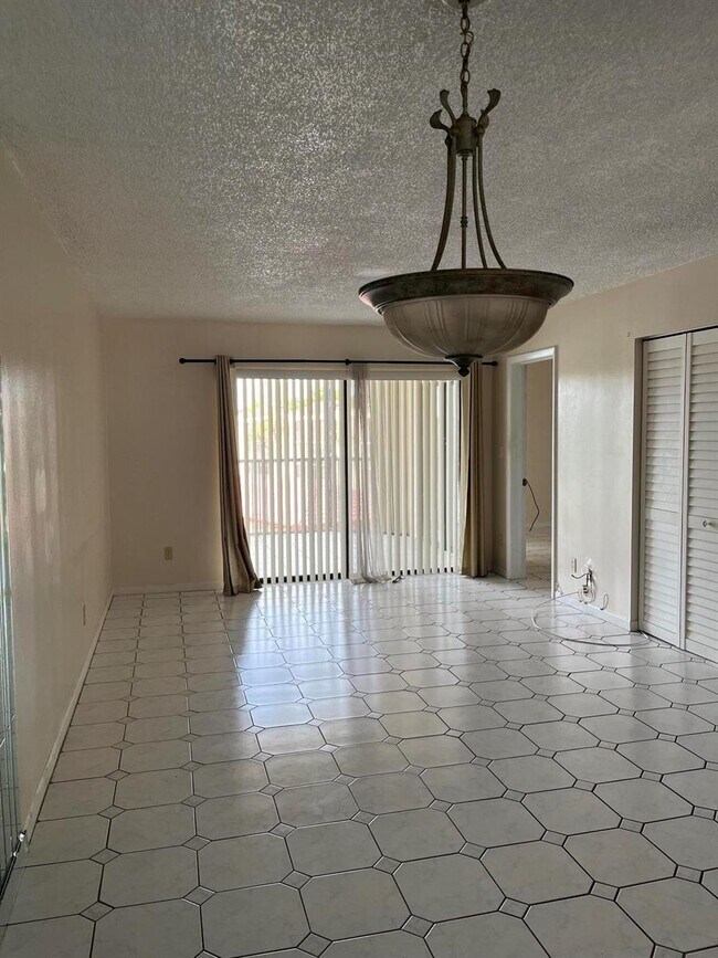 Foto del edificio - 3396 Foxcroft Rd