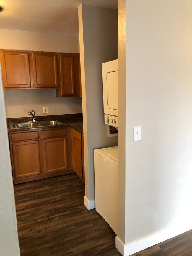 Building Photo - Remodeled 2 Bed 1 Bath Unit Near Children’s Hospital!
