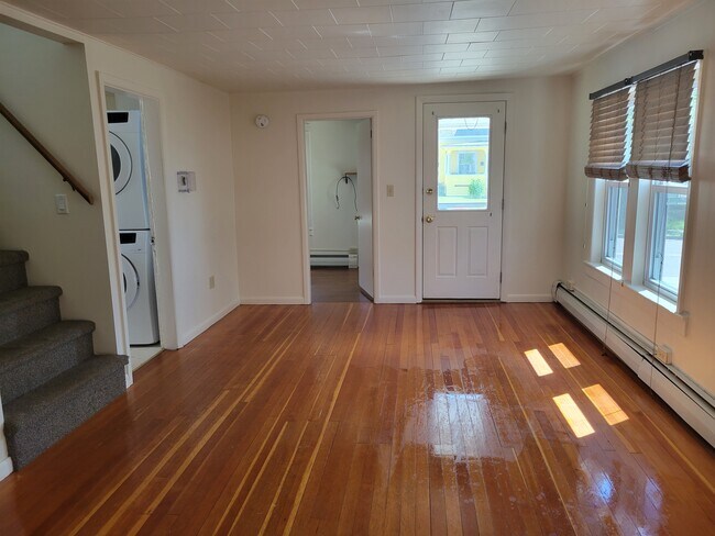 Living Room, Pic1 - 131 W Spring St