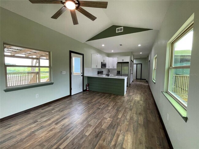 Foto del edificio - 31528 Tyndall Rd